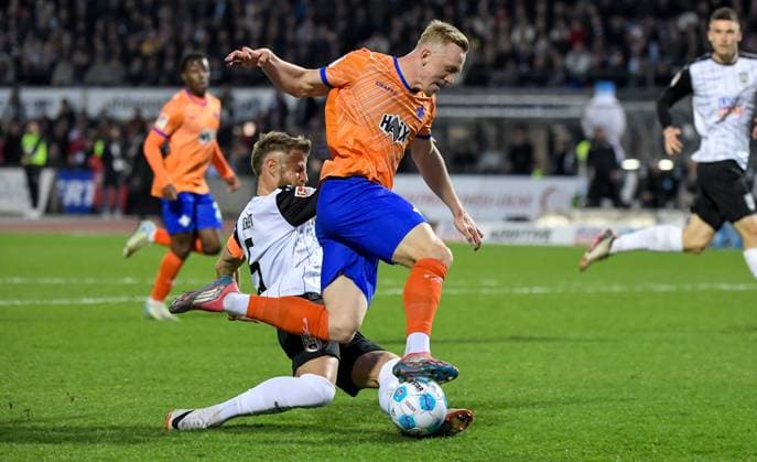 28 03 2025, xemx, Fußball 2 Bundesliga, SSV Ulm 1846 SV Darmstadt 98 v l Johannes Reichert SSV Ulm 1846 , Isac Lidberg SV Darmstadt 98 Zweikampf, Aktion, action, battle for the ball DFL DFB REGULATIONS PROHIBIT ANY USE OF PHOTOGRAPHS as IMAGE SEQUENCES and or QUASI VIDEO Ulm