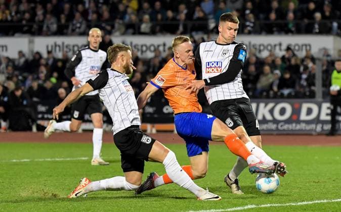28 03 2025, xemx, Fußball 2 Bundesliga, SSV Ulm 1846 SV Darmstadt 98 v l Johannes Reichert SSV Ulm 1846 , Isac Lidberg SV Darmstadt 98 , Tom Gaal SSV Ulm 1846 Zweikampf, Aktion, action, battle for the ball DFL DFB REGULATIONS PROHIBIT ANY USE OF PHOTOGRAPHS as IMAGE SEQUENCES and or QUASI VIDEO Ulm