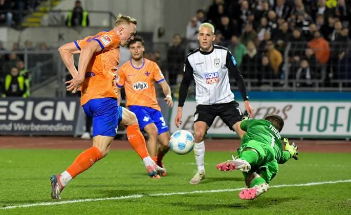 28 03 2025, xemx, Fußball 2 Bundesliga, SSV Ulm 1846 SV Darmstadt 98 v l Isac Lidberg SV Darmstadt 98 , Niclas Thiede SSV Ulm 1846 Zweikampf, Aktion, action, battle for the ball DFL DFB REGULATIONS PROHIBIT ANY USE OF PHOTOGRAPHS as IMAGE SEQUENCES and or QUASI VIDEO Ulm