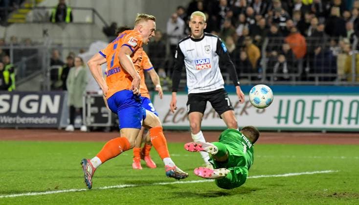 28 03 2025, xemx, Fußball 2 Bundesliga, SSV Ulm 1846 SV Darmstadt 98 v l Isac Lidberg SV Darmstadt 98 , Niclas Thiede SSV Ulm 1846 Zweikampf, Aktion, action, battle for the ball DFL DFB REGULATIONS PROHIBIT ANY USE OF PHOTOGRAPHS as IMAGE SEQUENCES and or QUASI VIDEO Ulm