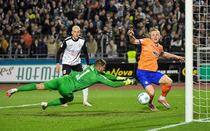 28 03 2025, xemx, Fußball 2 Bundesliga, SSV Ulm 1846 SV Darmstadt 98 v l Niclas Thiede SSV Ulm 1846 , Isac Lidberg SV Darmstadt 98 Zweikampf, Aktion, action, battle for the ball DFL DFB REGULATIONS PROHIBIT ANY USE OF PHOTOGRAPHS as IMAGE SEQUENCES and or QUASI VIDEO Ulm