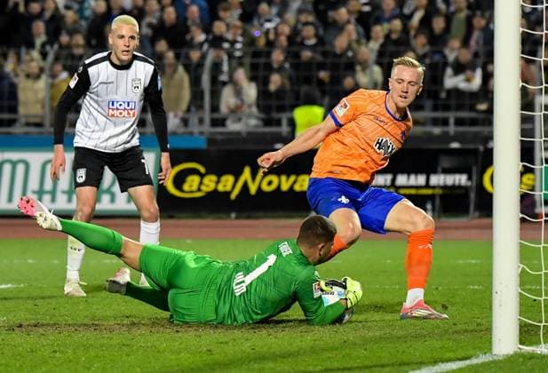 28 03 2025, xemx, Fußball 2 Bundesliga, SSV Ulm 1846 SV Darmstadt 98 v l Niclas Thiede SSV Ulm 1846 , Isac Lidberg SV Darmstadt 98 Zweikampf, Aktion, action, battle for the ball DFL DFB REGULATIONS PROHIBIT ANY USE OF PHOTOGRAPHS as IMAGE SEQUENCES and or QUASI VIDEO Ulm