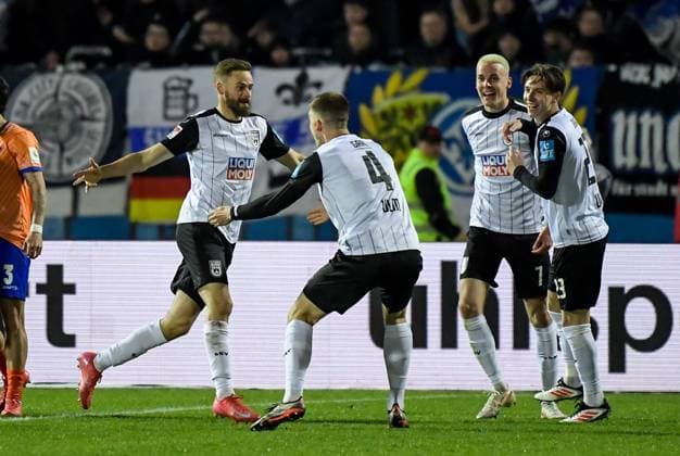 28 03 2025, xemx, Fußball 2 Bundesliga, SSV Ulm 1846 SV Darmstadt 98 v l Lucas Roeser SSV Ulm 1846 Jubel, Torjubel, celebrate the goal, jubelt über das Tor zum 1 0 DFL DFB REGULATIONS PROHIBIT ANY USE OF PHOTOGRAPHS as IMAGE SEQUENCES and or QUASI VIDEO Ulm