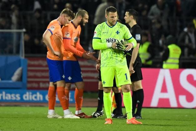 28 03 2025, xemx, Fussball 2 Bundesliga, SSV Ulm 1846 SV Darmstadt 98 v l Mannschaft, Spieler, enttaeuscht, enttaeuscht schauenend nach Spielende, dissapointed at the end of the match DFL DFB REGULATIONS PROHIBIT ANY USE OF PHOTOGRAPHS as IMAGE SEQUENCES and or QUASI VIDEO Ulm