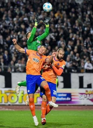 28 03 2025, xemx, Soccer 2 Bundesliga, SSV Ulm 1846 SV Darmstadt 98 v l Niclas Thiede SSV Ulm 1846 , Fynn Lakenmacher SV Darmstadt 98 , Aleksandar Vukotic SV Darmstadt 98 Zweikampf, Aktion, action, battle for the ball DFL DFB REGULATIONS PROHIBIT ANY USE OF PHOTOGRAPHS as IMAGE SEQUENCES and or QUASI VIDEO Ulm