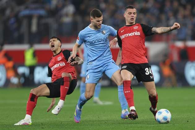 Sport Bilder des Tages Exequiel Palacios (Bayer 04 Leverkusen), Tom Krauß (VfL Bochum) und Granit Xhaka (Bayer 04 Leverkusen) im Zweikampf waehrend des Spiels der 1. Bundesliga zwischen Bayer 04 Leverkusen und VfL Bochum 1848, BayArena am 28. März 2025 in Leverkusen, Deutschland. (Foto von Oliver Kaelke DeFodi Images) +++ Exequiel Palacios (Bayer 04 Leverkusen), Tom Krauß (VfL Bochum) und Granit Xhaka (Bayer 04 Leverkusen) battle for the ball during the Bundesliga match between Bayer 04 Leverkusen and VfL Bochum 1848 at BayArena on March 28, 2025 in Leverkusen, Germany. (Photo by Oliver Kaelke DeFodi Images) DFL regulations prohibit any use of photographs as image sequences and or quasi-video. (Photo by Oliver Kaelke DeFodi Images) *** Exequiel Palacios Bayer 04 Leverkusen , Tom Krauß VfL Bochum and Granit Xhaka Bayer 04 Leverkusen in a duel during the Bundesliga match between Bayer 04 Leverkusen and VfL Bochum 1848, BayArena on March 28, 2025 in Leverkusen, Germany Photo by Oliver Kaelke DeFodi Images Exequiel Palacios Bayer 04 Leverkusen , Tom Krauß VfL Bochum and Granit Xhaka Bayer 04 Leverkusen battle for the ball during the Bundesliga match between Bayer 04 Leverkusen and VfL Bochum 1848 at BayArena on March 28, 2025 in Leverkusen, Germany Photo by Oliver Kaelke DeFodi Images DFL regulations prohibit any use of photographs as image sequences and or quasi video Photo by Oliver Kaelke DeFodi Images