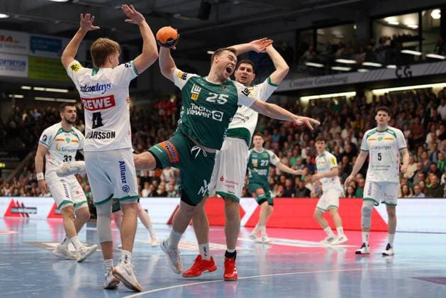 BAU 28 03 2025 Göppingen Handball FRISCH AUF Göppingen vs SC DHfK Leipzig, f l Andri mar Runarsson Leipzig , Ludvig Jurmala Aström Göppingen , MArko Mamic Leipzig