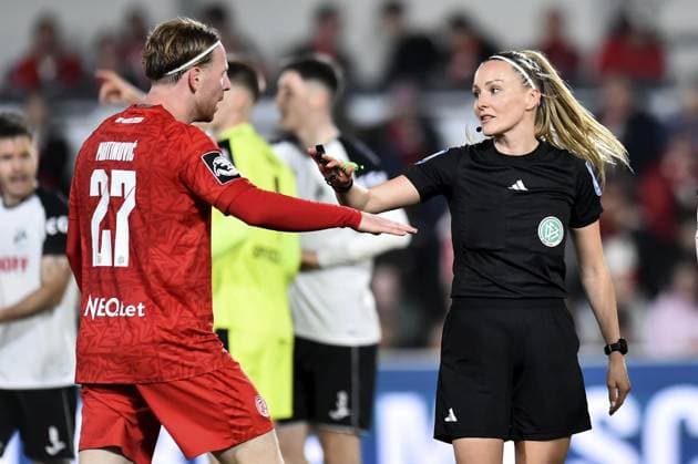 SC Verl Rot Weiss Essen FOR EDITORIAL PURPOSES ONLY EDITORIAL USE ONLY p Soccer 3 Liga 30 Matchday SC Verl Rot Weiss Essen on 28 03 2025 at the Sportclub Arena in Verl Dominik Martinovic Rot Weiss Essen , left Referee Fabienne Michel Germany North Rhine Westphalia Verl Copyright ThorstenxTillmann Copyright: ThorstenxTillmann doc7zyssriigs91c7o5jki2 ,EDITORIAL USE ONLY Copyright: ThorstenxTillmann