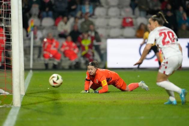 Mariella El Sherif FC Carl Zeiss Jena, 1 watches as Vanessa Leimenstoll 1 FC Köln, 29 misses a scoring chance GER, 1 FC Koeln vs FC Carl Zeiss Jena, Football, Google Pixel Womens Bundesliga, Matchday 18, Season 2024 2025, 28 03 2025 DFL REGULATES PROHIBIT ANY USE OF PHOTOGRAPHS AS IMAGE SEQUENCES AND OR QUASI VIDEO GER, 1 FC Koeln vs FC Carl Zeiss Jena, Football, Google Pixel Womens Bundesliga, Matchday 18, Season 2024 2025, 28 03 2025 Koeln Copyright: xEibner-Pressefoto ScottxColemanx EP_SCN