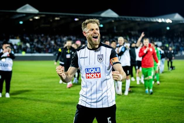 Soccer Men 2 Bundesliga 27 Matchday Season 2024 2025 SSV Ulm 1846 Football vs SV Darmstadt 98 28 03 2025 Cheering after final whistle 5 Johannes Reichert C, SSV Ulm 1846 Football DFL regulations prohibit any use of photographs as image sequences and or quasi video Ulm Donaustadion Baden Württemberg Germany