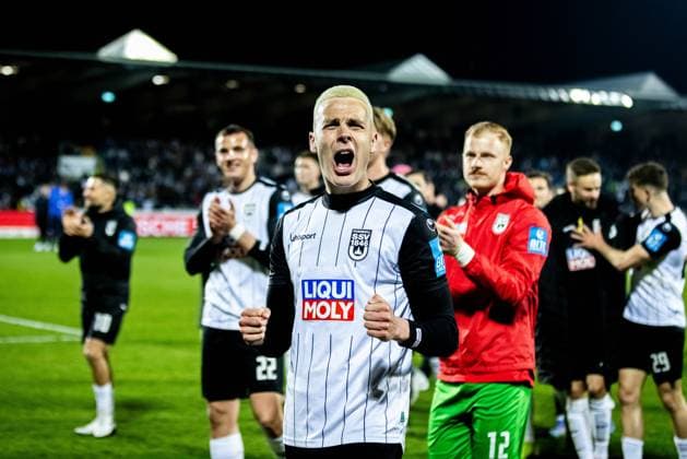 Soccer Men 2 Bundesliga 27 Matchday Season 2024 2025 SSV Ulm 1846 Football vs SV Darmstadt 98 28 03 2025 Cheering after final whistle 7 Bastian Allgeier SSV Ulm 1846 Football DFL regulations prohibit any use of photographs as image sequences and or quasi video Ulm Donaustadion Baden Württemberg Germany