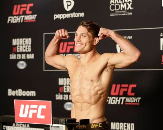 March 28, 2025, Mexico City, Mexico, MEX: poses on the scale during official weigh-ins for UFC Fight Night Mexico City at the InternContinental Mexico City hotel in Mexico City, MX. Mexico City MEX - ZUMAs346 20250328_zsp_s346_002 Copyright: xAlejandroxSalazarx