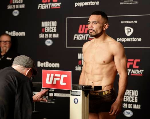 March 28, 2025, Mexico City, Mexico, MEX: poses on the scale during official weigh-ins for UFC Fight Night Mexico City at the InternContinental Mexico City hotel in Mexico City, MX. Mexico City MEX - ZUMAs346 20250328_zsp_s346_014 Copyright: xAlejandroxSalazarx