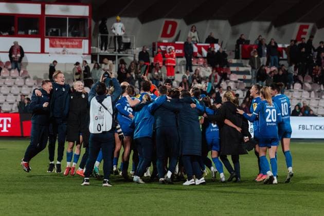 28 03 25, Women, Soccer, 1 BL, Season 2024 2025, 1 FC Köln FC Carl Zeiss Jena, Matchday 18 Carl Zeiss Jena players cheer in the circle after the victory over 1 FC Köln