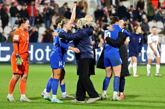 28 03 2025, xsscx, women soccer, 1 FC Köln FC Carl Zeiss Jena, 1 Fußball Bundesliga, Franz Kremer Stadion, Saison 2024 2025 The players of FC Carl Zeiss Jena celebrate the victory after the match DFB regulations prohibit any use of photographs as image sequences and or quasi video Nordrhein Westfalen Germany