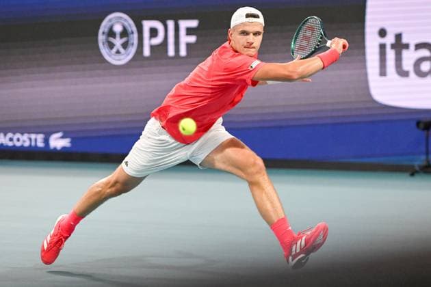 Tennis 2025: Miami Open March 28 March 28, 2025: Jakub Mensik (CZE) defeats Taylor Fritz (USA) in the semi-finals at the Miami Open being played in Hard Rock Stadium in Miami, Florida. Ã‚ÂKarla Kinne Tennisclix Cal Media (Credit Image: Â Karla Kinne Cal Sport Media) Miami Florida USA EDITORIAL USE ONLY Copyright: xx ZUMA-20250328_zma_c04_228.jpg KarlaxKinnex csmphotothree369878