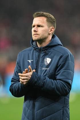Goalkeeper Patrick Drewes VFL Bochum thanks the fans after the match for their support GER, Bayer 04 Leverkusen vs VFL Bochum, Soccer, Bundesliga, Matchday 27, Season 2024 2025, 28 03 2025 DFL REGULATES PROHIBIT ANY USE OF PHOTOGRAPHS AS IMAGE SEQUENCES AND OR QUASI VIDEO GER, Bayer 04 Leverkusen vs VFL Bochum, Football, Bundesliga, Matchday 27, Season 2024 2025, 28 03 2025 Leverkusen Copyright: xEibner-Pressefoto ThomasxThienelx EP_TTL