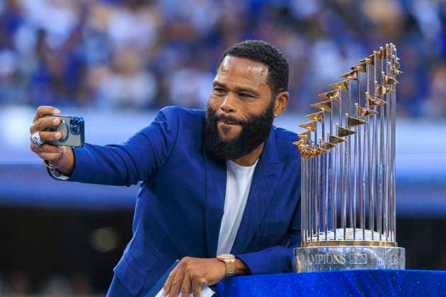 March 28, 2025, Los Angeles, California, USA: Anthony Anderson takes a selfie with the MLB, Baseball Herren, USA Commissioners Trophy during the World Series Ring presentation prior to the MLB regular season game between the Los Angeles Dodgers and the Detroit Tigers on Friday March 28, 2025 at Dodger Stadium in Los Angeles, California. Dodgers defeat Tigers, 8-5. JAVIER ROJAS PI Los Angeles USA - ZUMAp124 20250328_zaa_p124_002 Copyright: xJavierxRojasx