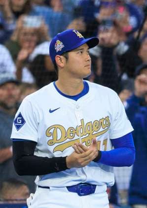 March 28, 2025, Los Angeles, California, USA: Shohei Ohtani 17 is introduced during the World Series Ring presentation prior to the MLB, Baseball Herren, USA regular season game between the Los Angeles Dodgers and the Detroit Tigers on Friday March 28, 2025 at Dodger Stadium in Los Angeles, California. Dodgers defeat Tigers, 8-5. JAVIER ROJAS PI Los Angeles USA - ZUMAp124 20250328_zaa_p124_006 Copyright: xJavierxRojasx