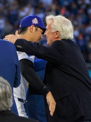March 28, 2025, Los Angeles, California, USA: Shohei Ohtani 17 is congratulated by Dodgers owner, Mark Walter during the World Series Ring presentation prior to the MLB, Baseball Herren, USA regular season game between the Los Angeles Dodgers and the Detroit Tigers on Friday March 28, 2025 at Dodger Stadium in Los Angeles, California. Dodgers defeat Tigers, 8-5. JAVIER ROJAS PI Los Angeles USA - ZUMAp124 20250328_zaa_p124_009 Copyright: xJavierxRojasx