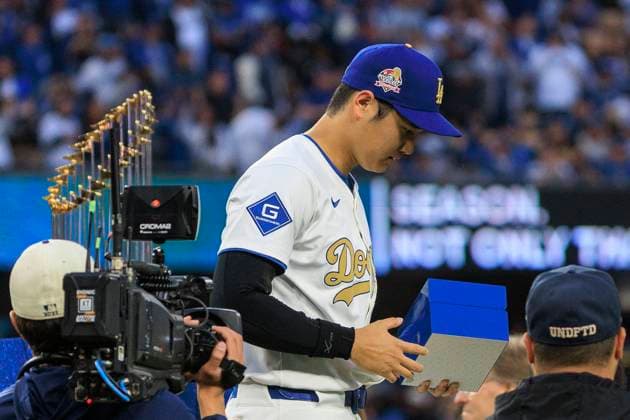 March 28, 2025, Los Angeles, California, USA: Shohei Ohtani 17 receives his ring during the World Series Ring presentation prior to the MLB, Baseball Herren, USA regular season game between the Los Angeles Dodgers and the Detroit Tigers on Friday March 28, 2025 at Dodger Stadium in Los Angeles, California. Dodgers defeat Tigers, 8-5. JAVIER ROJAS PI Los Angeles USA - ZUMAp124 20250328_zaa_p124_010 Copyright: xJavierxRojasx