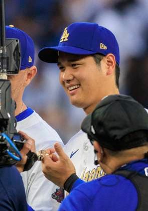 March 28, 2025, Los Angeles, California, USA: Shohei Ohtani 17 holds shows his ring during the World Series Ring presentation prior to the MLB, Baseball Herren, USA regular season game between the Los Angeles Dodgers and the Detroit Tigers on Friday March 28, 2025 at Dodger Stadium in Los Angeles, California. Dodgers defeat Tigers, 8-5. JAVIER ROJAS PI Los Angeles USA - ZUMAp124 20250328_zaa_p124_012 Copyright: xJavierxRojasx