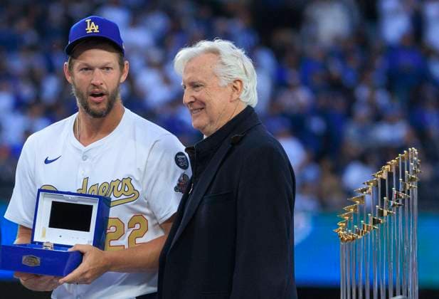 March 28, 2025, Los Angeles, California, USA: Clayton Kershaw 22 stands next to Dodgers owner, Mark Walter during the World Series Ring presentation prior to the MLB, Baseball Herren, USA regular season game between the Los Angeles Dodgers and the Detroit Tigers on Friday March 28, 2025 at Dodger Stadium in Los Angeles, California. Dodgers defeat Tigers, 8-5. JAVIER ROJAS PI Los Angeles USA - ZUMAp124 20250328_zaa_p124_032 Copyright: xJavierxRojasx