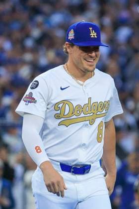 March 28, 2025, Los Angeles, California, USA: Enrique Hernandez 8 is introduced during the World Series Ring presentation prior to the MLB, Baseball Herren, USA regular season game between the Los Angeles Dodgers and the Detroit Tigers on Friday March 28, 2025 at Dodger Stadium in Los Angeles, California. Dodgers defeat Tigers, 8-5. JAVIER ROJAS PI Los Angeles USA - ZUMAp124 20250328_zaa_p124_038 Copyright: xJavierxRojasx