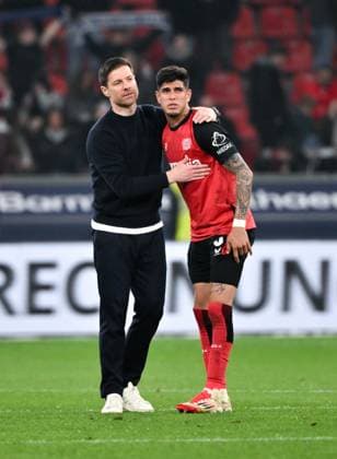 Cheering coach Xabi Alonso Bayer 04 Leverkusen , Xabier Alonso, Piero Hincapie Bayer 04 Leverkusen , v li 28 03 2025, Soccer 1 Bundesliga, 27 Matchday, Season 2024 2025 Bayer 04 Leverkusen VfL Bochum 3 1 Photo Maik Hölter Team2 DFL regulations prohibit any use of photographs as image sequences and or quasi video Leverkusen BayArena Nordrhein Westfalen Germany Team2