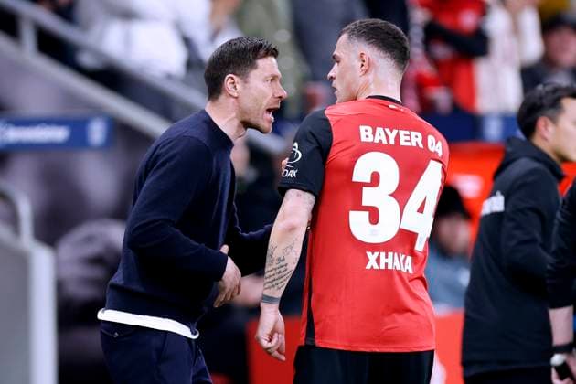 ALONSO Xabier Trainer Team Bayer 04 Leverkusen mit XHAKA Granit DFL Fussball Bundesliga Saison 2024 - 2025 BL Spiel Bayer 04 Leverkusen - VfL Bochum 3 : 1 am 28.03. 2025 in Leverkusen DFL REGULATIONS PROHIBIT ANY USE OF PHOTOGRAPHS as IMAGE SEQUENCES and or QUASI-VIDEO Copyright: xLacixPerenyix