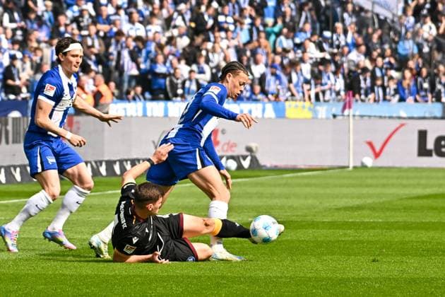 Soccer 2 Bundesliga, Hertha BSC Berlin Karlsruher SC 29 03 2025, xdanx, Soccer 2 Bundesliga, Hertha BSC Berlin Karlsruher SC v l Fabian Reese Hertha BSC ,Marcel Beifus Karlsruher SC ,Derry Scherhant Hertha BSC duel, duel, fight, tackle DFL DFB REGULATIONS PROHIBIT ANY USE OF PHOTOGRAPHS as IMAGE SEQUENCES and or QUASI VIDEO Daniel Lakomski Mix1Press Berlin Olympiastadion Berlin Germany DEU Copyright: xDanielxLakomskix