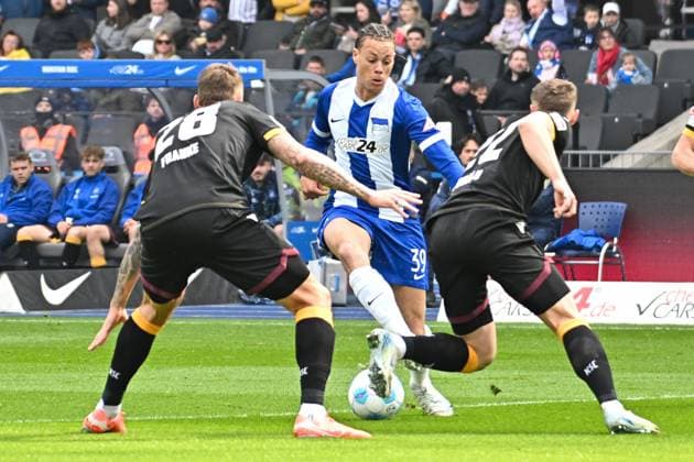 Soccer 2 Bundesliga, Hertha BSC Berlin Karlsruher SC 29 03 2025, xdanx, Soccer 2 Bundesliga, Hertha BSC Berlin Karlsruher SC v l Marcel Franke Karlsruher SC ,Derry Scherhant Hertha BSC ,Christoph Kobald Karlsruher SC Zweikampf, Duell, Kampf, tackle DFL DFB REGULATIONS PROHIBIT ANY USE OF PHOTOGRAPHS as IMAGE SEQUENCES and or QUASI VIDEO Daniel Lakomski Mix1Press Berlin Olympiastadion Berlin Germany DEU Copyright: xDanielxLakomskix
