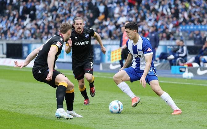 Christoph Kobald, Sebastian Jung, Ibrahim Maza on the ball duel Match scene Action Sport Football Soccer DFL 2 Bundesliga Men 27 Matchday Season 2024 2025 29 03 2025 Hertha BSC Berlin vs Karlsruher SC KSC DFL regulations prohibit any use of photographs as image sequences and or quasi video