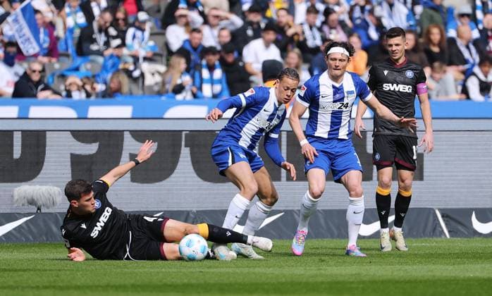 Marcel Beifus, Derry Scherhant on the ball, Fabian Reese duel Match scene Action Sport Soccer Football DFL 2 Bundesliga Men 27 Matchday Season 2024 2025 29 03 2025 Hertha BSC Berlin vs Karlsruher SC KSC DFL regulations prohibit any use of photographs as image sequences and or quasi video