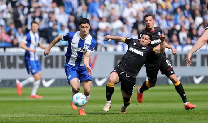 Ibrahim Maza on the ball, Robin Heußer duel Match scene Action Sport Soccer Football DFL 2 Bundesliga Men 27 Matchday Season 2024 2025 29 03 2025 Hertha BSC Berlin vs Karlsruher SC KSC DFL regulations prohibit any use of photographs as image sequences and or quasi video