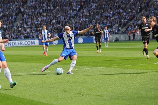 2 Soccer Bundesliga, Hertha BSC Karlsruher SC goal, Fabian Reese Hertha BSC Berlin 11 scores to make it 1 0, during the match in the 2 Soccer Bundesliga, Hertha BSC Karlsruher SC in Berlin, Olympiastadion, on 29 03 2025 DFB regulations prohibit any use of photographs as image sequences and or quasi video Copyright: xBEAUTIFULxSPORTS Frankex