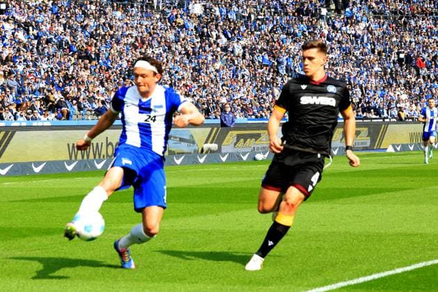 DEU, DFL, 2 FBL, Hertha BSC vs Karlsruher SC, 29 03 2025, Berliner Olympiastadion, Berlin, DEU, DFL, 2 FBL, Hertha BSC vs Karlsruher SC, in the picture Fabian Reese Hertha BSC Berlin 11 , Marcel Beifus Karlsruher SC 4 DFL regulations prohibit any use of Photographs as image sequences and or quasi video Foto Juergen Engler nordphoto GmbH nordphotoxGmbHx xEngler nph00076