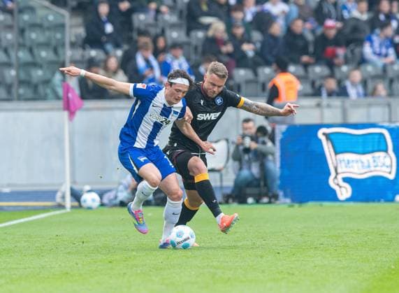 Soccer, Men, Season 2024 2025, 2 Bundesliga 27 Matchday , Hertha BSC Karlsruher SC, v l Fabian Reese Hertha BSC , Marcel Franke Karlsruher SC , 29 03 2025, Copyright: xSebastianxRäppold MatthiasxKochx