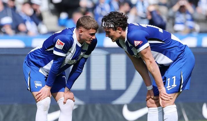 Michael Cuisance and Fabian Reese confer before free-kick action upper body Sport Football Soccer DFL 2 Bundesliga Men 27 Matchday Season 2024 2025 29 03 2025 Hertha BSC Berlin vs Karlsruher SC KSC DFL regulations prohibit any use of photographs as image sequences and or quasi video