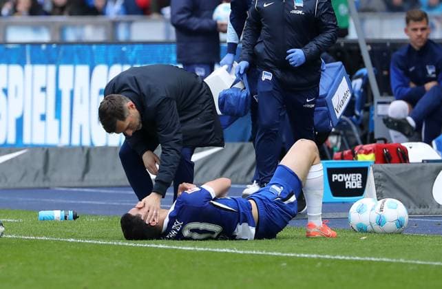 Coach Stefan Leitl, Ibrahim Maza battered, injured Sport Football Soccer DFL 2 Bundesliga Men 27 Matchday Season 2024 2025 29 03 2025 Hertha BSC Berlin vs Karlsruher SC KSC DFL regulations prohibit any use of photographs as image sequences and or quasi video