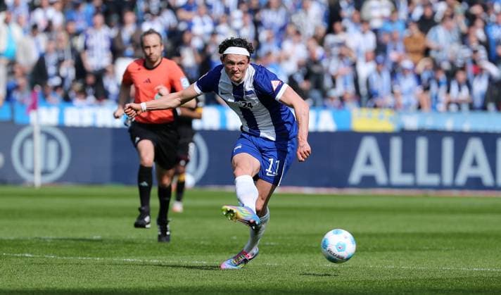 Fabian Reese on the ball Single image Crop action Sport Soccer Football DFL 2 Bundesliga Men 27 Matchday Season 2024 2025 29 03 2025 Hertha BSC Berlin vs Karlsruher SC KSC DFL regulations prohibit any use of photographs as image sequences and or quasi video