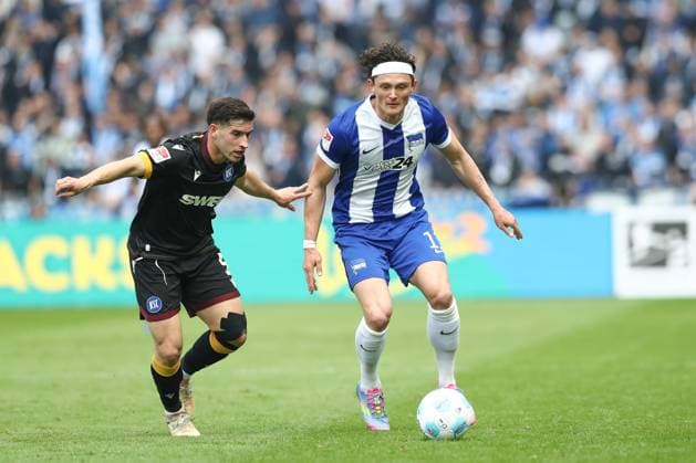 29 03 2025, xtgx, Soccer 2 Bundesliga, Hertha BSC Berlin Karlsruher SC emspor, v l Robin Heusser Heußer, Karlsruhe, 5 , Fabian Reese Hertha, 11 DFL DFB REGULATIONS PROHIBIT ANY USE OF PHOTOGRAPHS as IMAGE SEQUENCES and or QUASI VIDEO Berlin