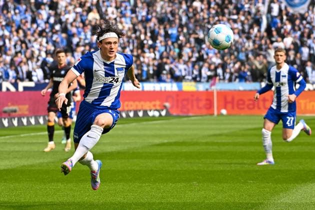 Soccer 2 Bundesliga, Hertha BSC Berlin Karlsruher SC 29 03 2025, xdanx, Soccer 2 Bundesliga, Hertha BSC Berlin Karlsruher SC v l Fabian Reese Hertha BSC am Ball DFL DFB REGULATIONS PROHIBIT ANY USE OF PHOTOGRAPHS as IMAGE SEQUENCES and or QUASI VIDEO Daniel Lakomski Mix1Press Berlin Olympiastadion Berlin Germany DEU Copyright: xDanielxLakomskix