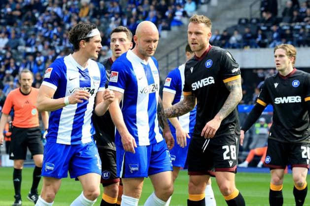 DEU, DFL, 2 FBL, Hertha BSC vs Karlsruher SC, 29 03 2025, Berliner Olympiastadion, Berlin, DEU, DFL, 2 FBL, Hertha BSC vs Karlsruher SC, in the picture Fabian Reese Hertha BSC Berlin 11 , Toni Leistner Hertha BSC Berlin 37 , Marcel Franke Karlsruher SC 28 DFL regulations prohibit any use of Photographs as image sequences and or quasi video Foto Juergen Engler nordphoto GmbH nordphotoxGmbHx xEngler nph00076