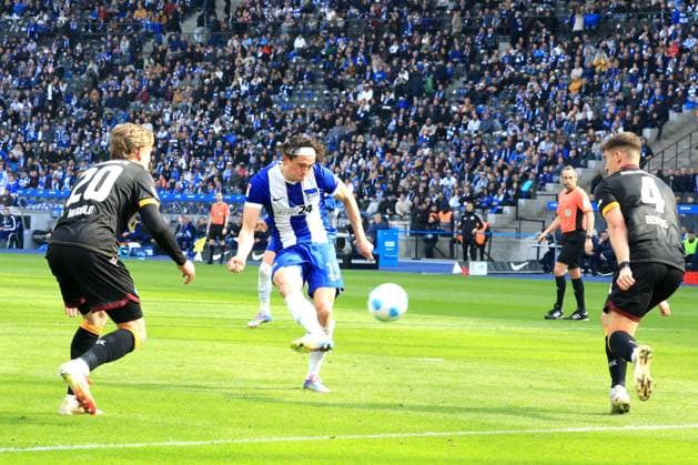 DEU, DFL, 2 FBL, Hertha BSC vs Karlsruher SC, 29 03 2025, Berliner Olympiastadion, Berlin, DEU, DFL, 2 FBL, Hertha BSC vs Karlsruher SC, in the picture Fabian Reese Hertha BSC Berlin 11 , David Herold Karlsruher SC 20 , Marcel Beifus Karlsruher SC 4 DFL regulations prohibit any use of Photographs as image sequences and or quasi video Foto Juergen Engler nordphoto GmbH nordphotoxGmbHx xEngler nph00076