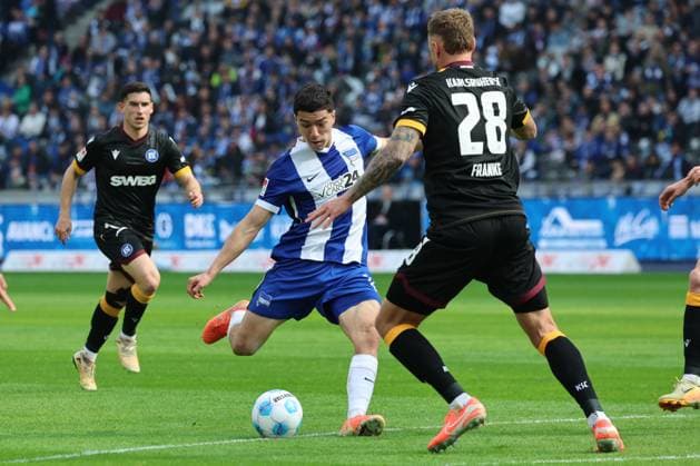 2 Soccer Bundesliga, Hertha BSC Karlsruher SC Ibrahim Maza Hertha BSC Berlin 10 taking a shot on goal against Marcel Franke Karlsruher SC 28 , during the match in the 2 Soccer Bundesliga, Hertha BSC Karlsruher SC in Berlin, Olympiastadion, on 29 03 2025 DFB regulations prohibit any use of photographs as image sequences and or quasi video Copyright: xBEAUTIFULxSPORTS Frankex