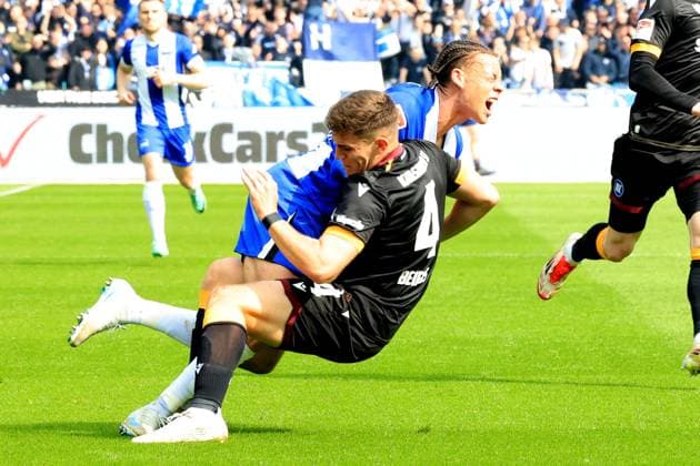 DEU, DFL, 2 FBL, Hertha BSC vs Karlsruher SC, 29 03 2025, Berliner Olympiastadion, Berlin, DEU, DFL, 2 FBL, Hertha BSC vs Karlsruher SC, in the picture Derry Scherhant Hertha BSC Berlin 39 , Marcel Beifus Karlsruher SC 4 DFL regulations prohibit any use of Photographs as image sequences and or quasi video Foto Juergen Engler nordphoto GmbH nordphotoxGmbHx xEngler nph00076