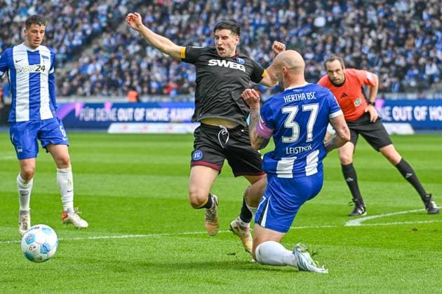 Soccer 2 Bundesliga, Hertha BSC Berlin Karlsruher SC 29 03 2025, xdanx, Soccer 2 Bundesliga, Hertha BSC Berlin Karlsruher SC v l Robin Heußer Karlsruher SC ,Toni Leistner Hertha BSC Foul to Penalty DFL DFB REGULATIONS PROHIBIT ANY USE OF PHOTOGRAPHS as IMAGE SEQUENCES and or QUASI VIDEO Daniel Lakomski Mix1Press Berlin Olympiastadion Berlin Germany DEU Copyright: xDanielxLakomskix