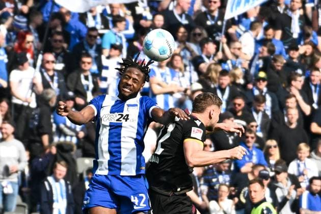 Soccer 2 Bundesliga, Hertha BSC Berlin Karlsruher SC 29 03 2025, xdanx, Soccer 2 Bundesliga, Hertha BSC Berlin Karlsruher SC v l Deyovaisio Zeefuik Hertha BSC ,Christoph Kobald Karlsruher SC Zweikampf, Duell, Kampf, tackle DFL DFB REGULATIONS PROHIBIT ANY USE OF PHOTOGRAPHS as IMAGE SEQUENCES and or QUASI VIDEO Daniel Lakomski Mix1Press Berlin Olympiastadion Berlin Germany DEU Copyright: xDanielxLakomskix