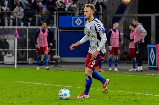 Schonlau Sebastian ( HSV ) am Ball Deutschland , Hamburg , Volksparkstadion , Fussball , 2 . Bundesliga , Hamburger SV - SV Elversberg *** Schonlau Sebastian HSV on the ball Germany , Hamburg , Volksparkstadion , Football , 2 Bundesliga , Hamburger SV SV Elversberg